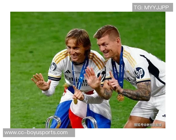 克罗斯评选历史最佳阵容梅西C罗领衔中场魔笛齐祖前锋大小罗同在