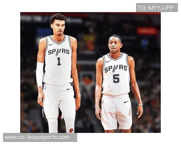 福克斯半场火力全开11投6中斩获15分4篮板4助攻表现出色 福克斯半场火力全开11投6中斩获15分4篮板4助攻表现出色